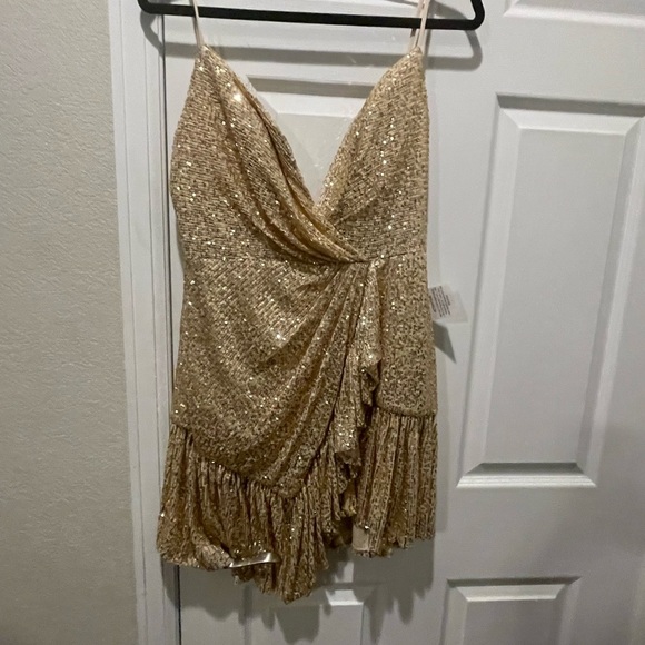 Mac Douggal Gold Sequined Faux Wrap Ruffled Hem Mini  Cocktail dress Sz 8 #10 - Picture 9 of 11